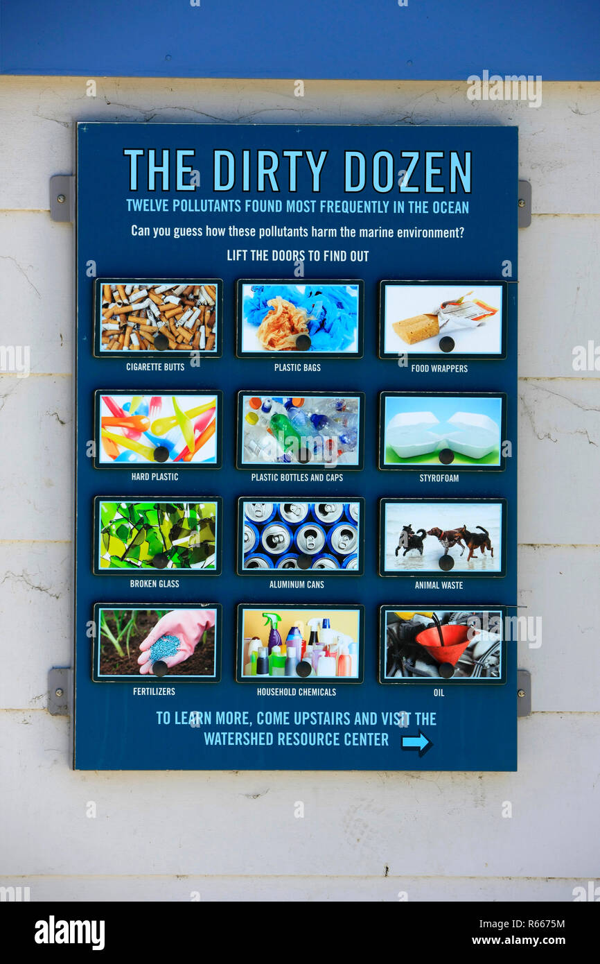 La sporca dozzina polutants nell'oceano pacifico del programma di sensibilizzazione poster a Hendry's Beach a Santa Barbara, CA Foto Stock