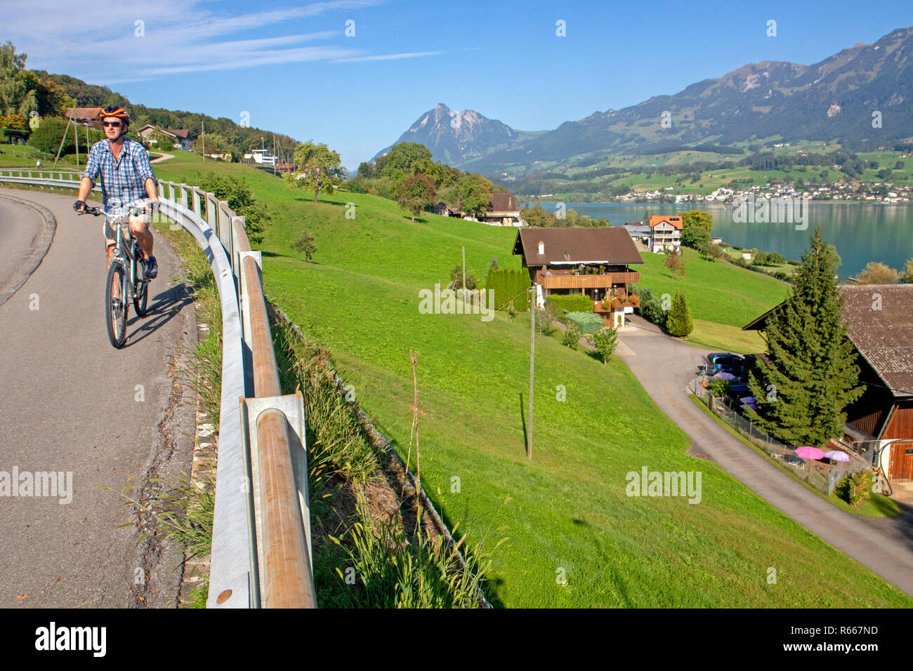 Ciclista sopra il Lago di Sarnen, parte della Svizzera nel percorso dei laghi Foto Stock