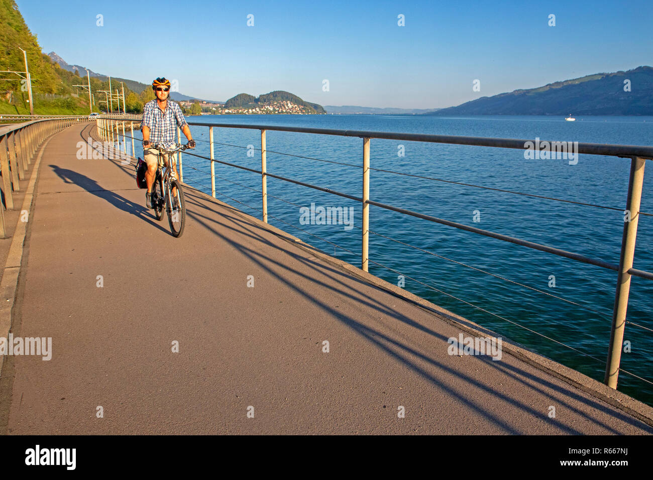 Percorso in bicicletta lungo le rive del lago di Thun Foto Stock