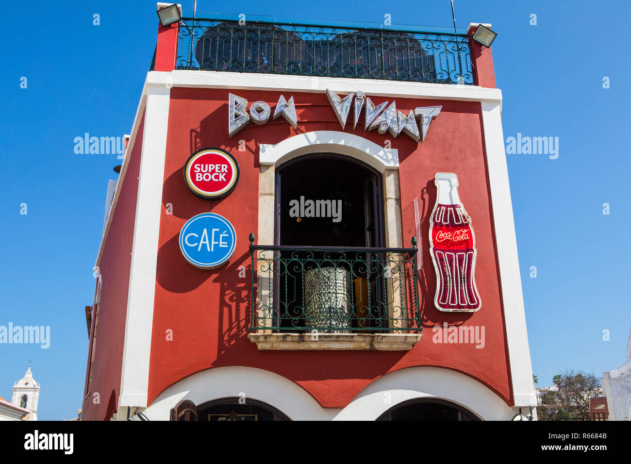 LAGOS, Portogallo - 12 Luglio 2018: vista esterna del famoso Bon Vivant bar, situato nel centro storico della città vecchia di Lagos in Portogallo, il 12 Luglio 2018 Foto Stock