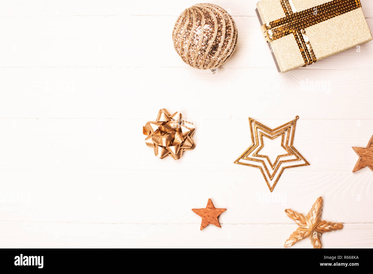 Golden bella scintillanti decorazioni di Natale in bianco sullo sfondo di legno. Wrap up roba per regali. Posto per il testo. Foto Stock