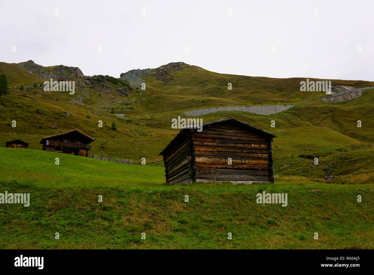 Molto dura la vita alta nelle Alpi austriache nei mesi invernali Foto Stock