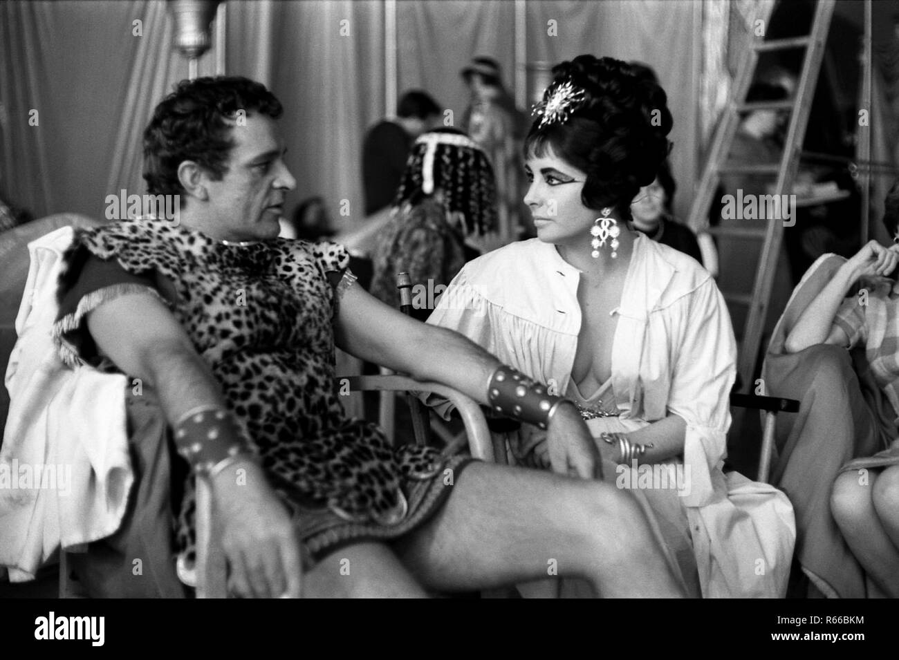 1963 American epico dramma storico film diretto da Joseph L. Mankiewicz, con una sceneggiatura adattata da Mankiewicz, Ranald MacDougall e Sidney Buchman dal libro della vita e i tempi di Cleopatra da Carlo Maria Franzero e da storie da Plutarco, Svetonio e Appia. Esso stelle Elizabeth Taylor nel ruolo eponimo. Richard Burton, Rex Harrison, Roddy McDowall e Martin Landau sono presenti in ruoli di supporto. Esso ripercorre le lotte di Cleopatra, la giovane regina d'Egitto, per resistere alle ambizioni imperiali di Roma. Credito: Hollywood Archivio foto / MediaPunch Foto Stock