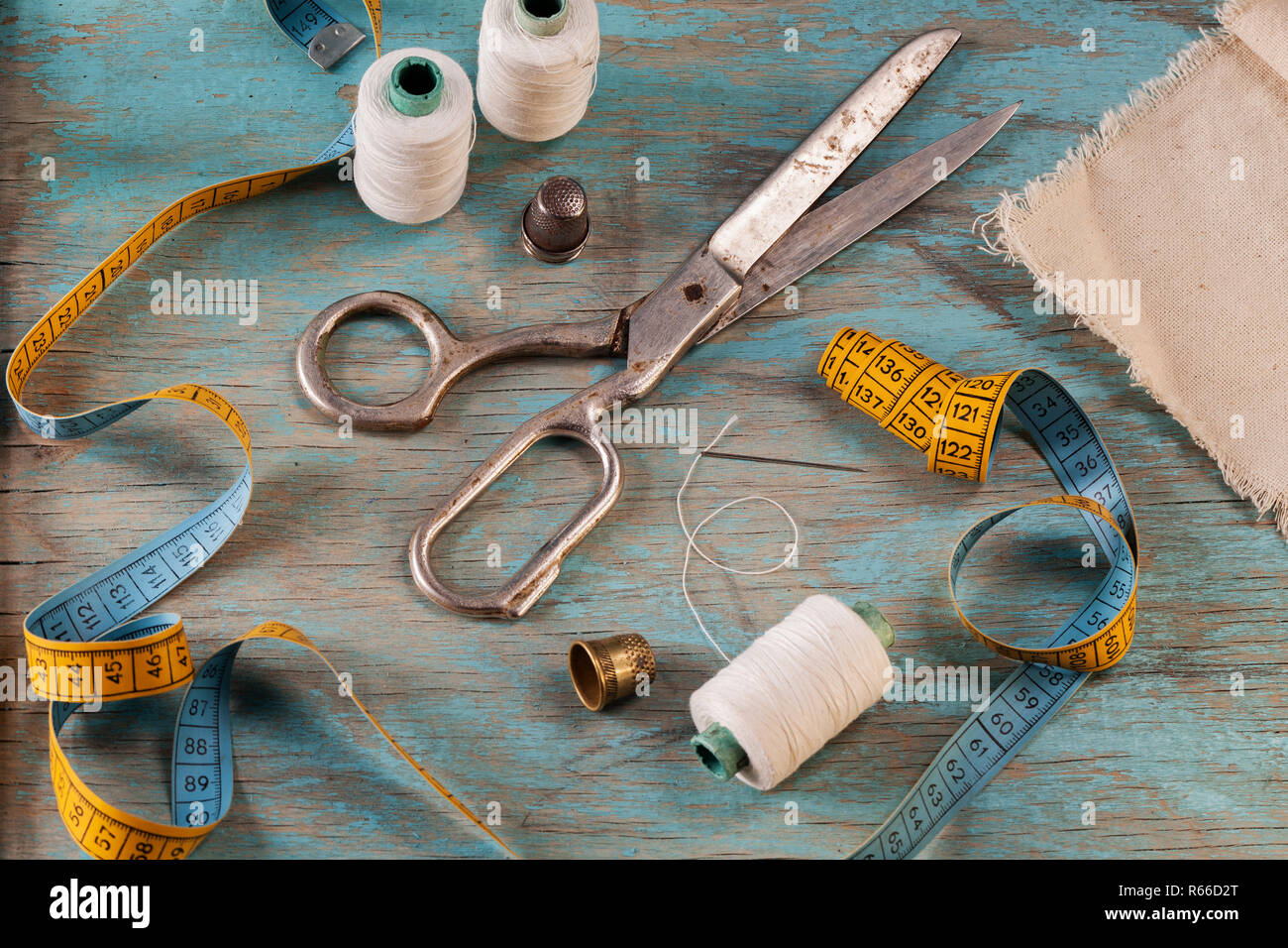 Retrò accessori per il cucito sul blu sullo sfondo di legno Foto Stock