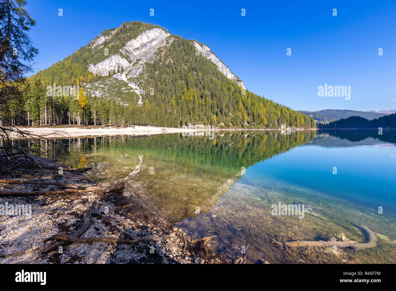 Il lago di Braies in autunno, Dolomiti, Alto Adige Foto Stock