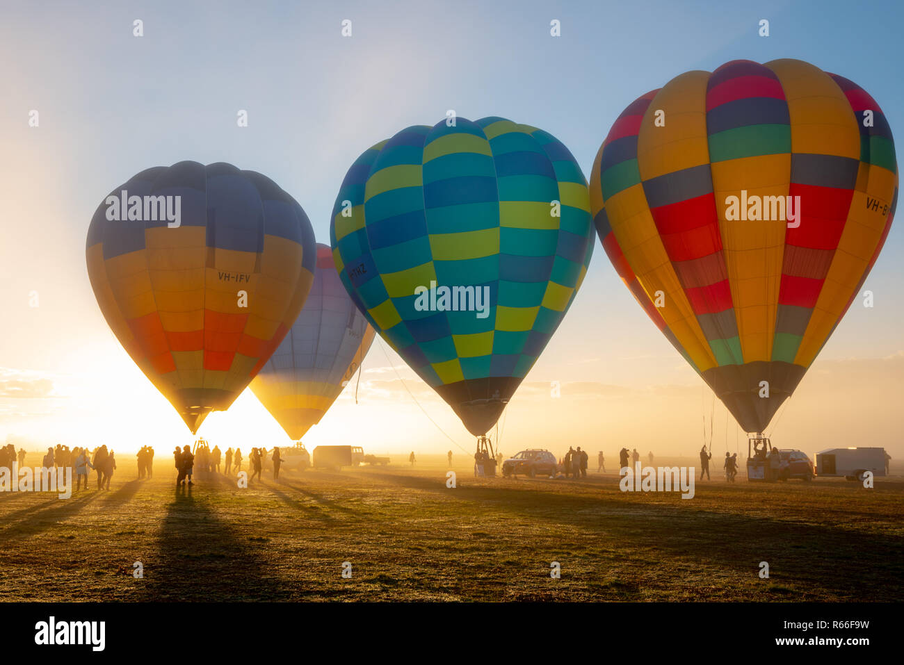Palloncini gonfiati a King valley hot air balloon festival in Victoria, Australia. Foto Stock