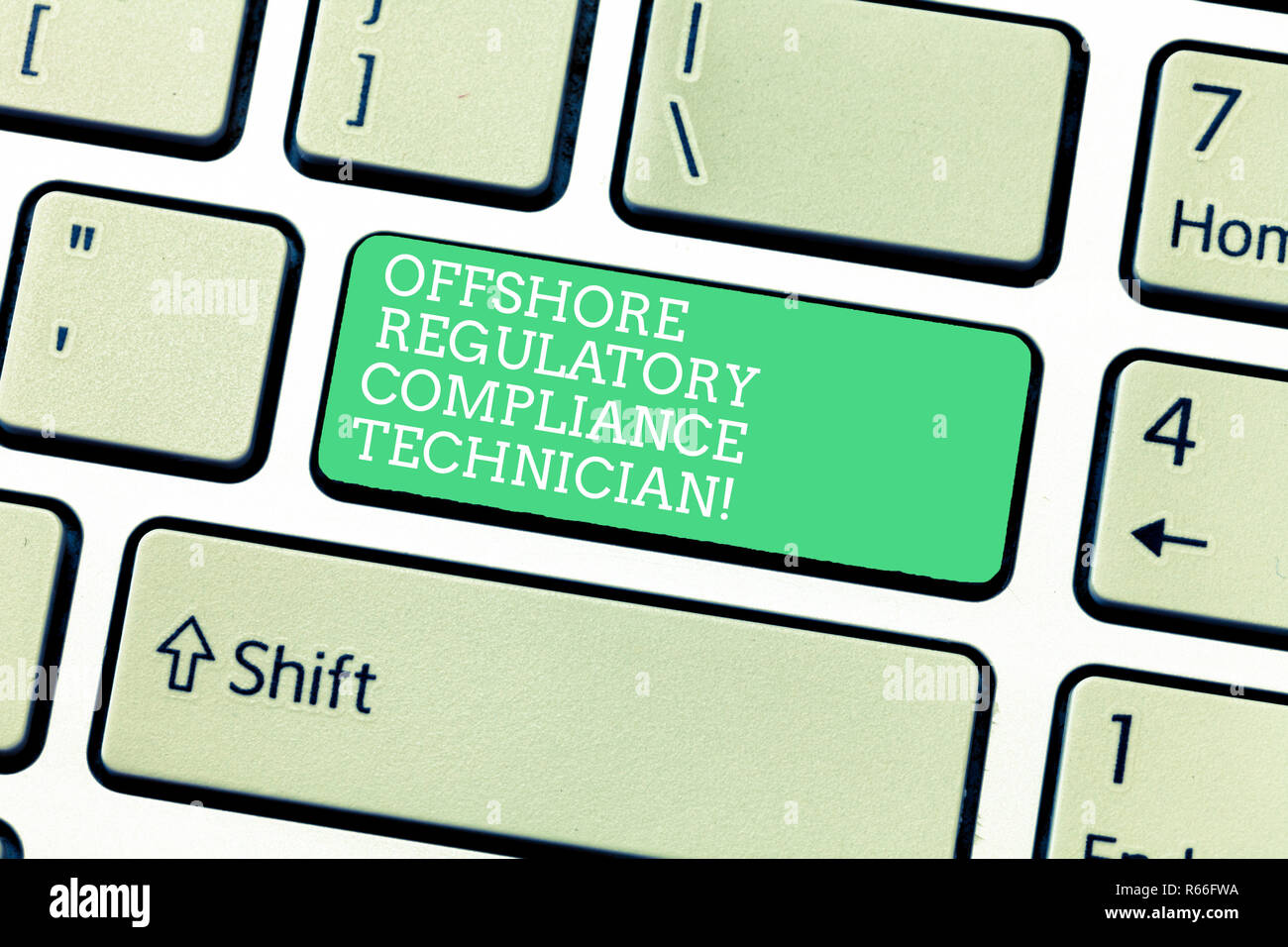 Parola di scrittura di testo Offshore di conformità alle normative tecnico. Il concetto di business per il petrolio e il gas industria ingegneria dei tasti della tastiera intenzione di creare co Foto Stock