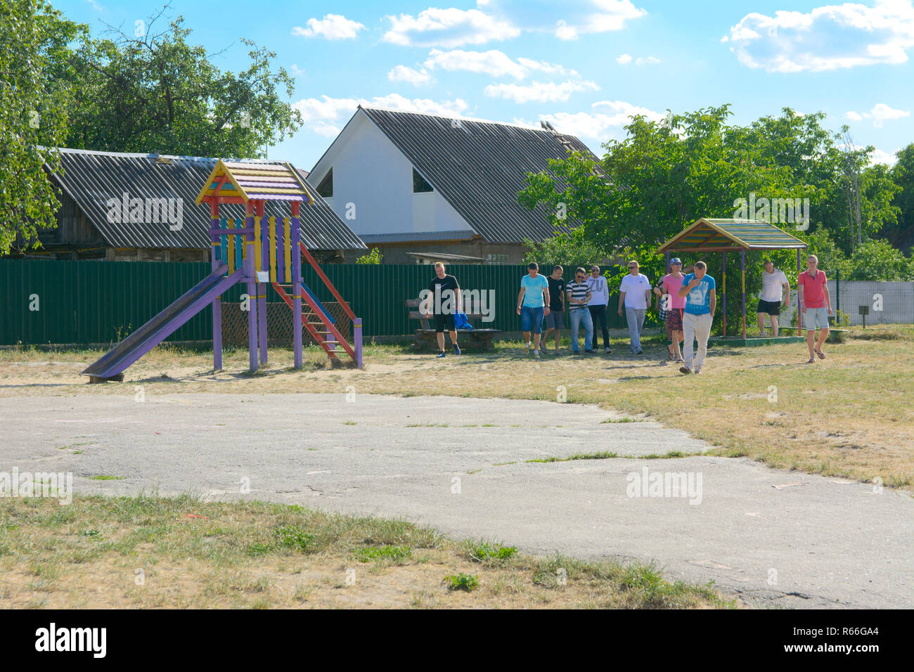 Zarechany, Ucraina - 10 giugno 2018. Riunione dei residenti presso il festival del villaggio di Zarechany. Gli eventi pubblici, la carità, la vendita di cibo, la società rurale Foto Stock