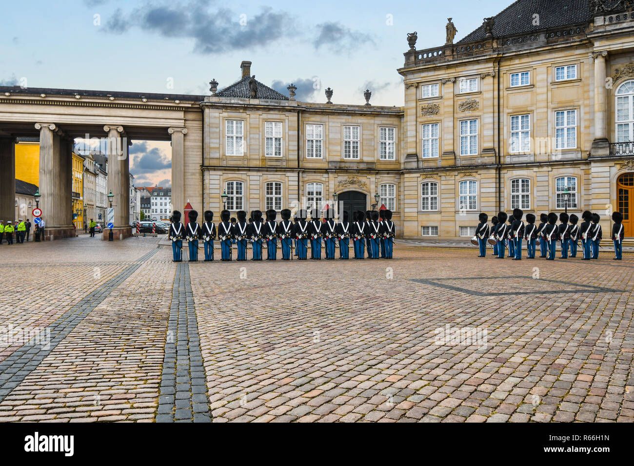 Il cambio della guardia al Palazzo Amalienborg a Copenaghen, in Danimarca. Foto Stock