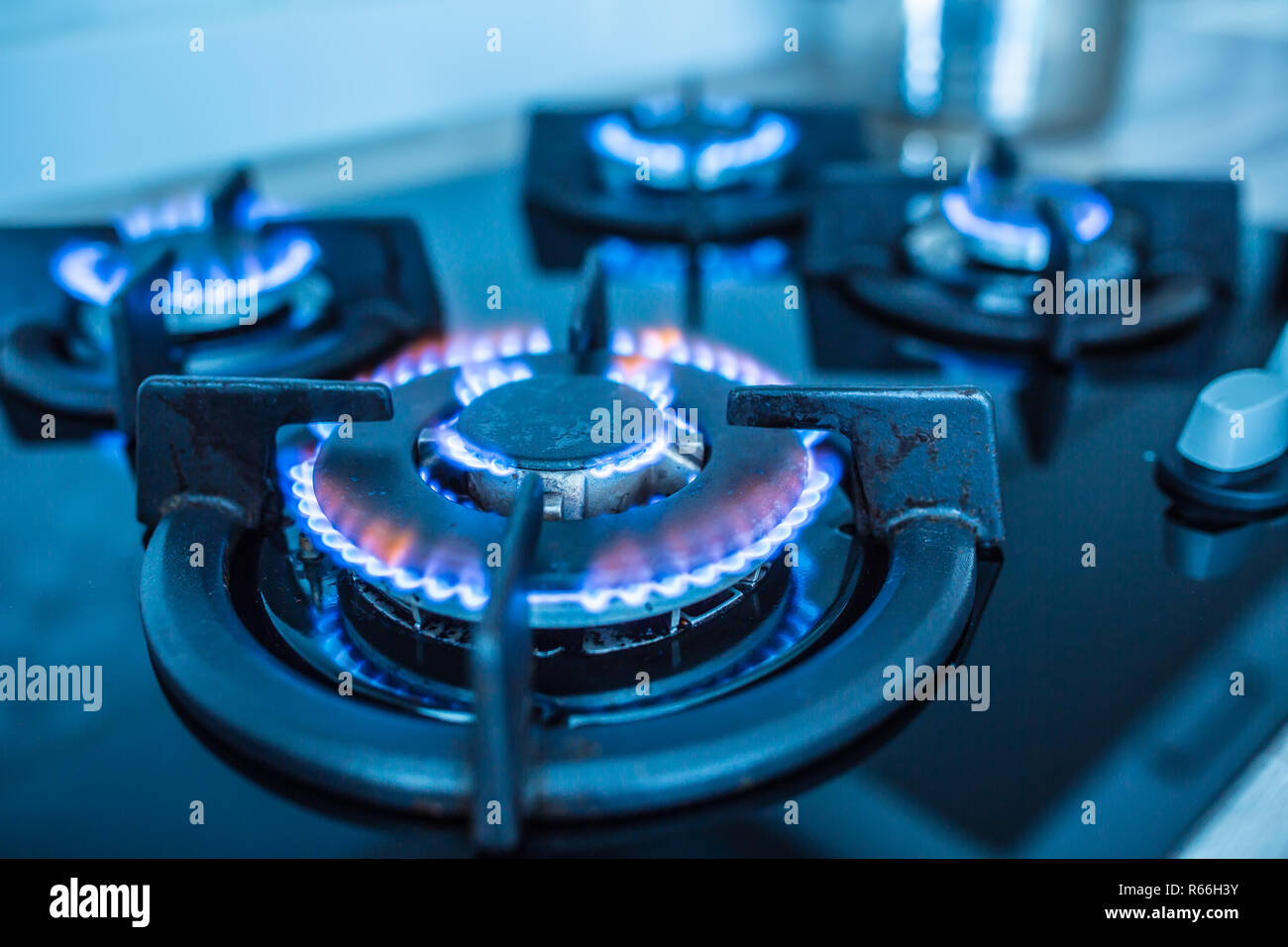 Close-up fornello da cucina cucinare con blue flames masterizzazione. Foto Stock