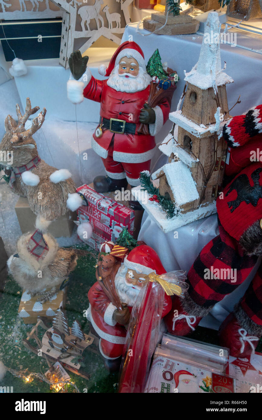 Idee regalo di Natale in una piccola vetrina in Dinnington, Rotherham, South Yorkshire, Inghilterra Foto Stock