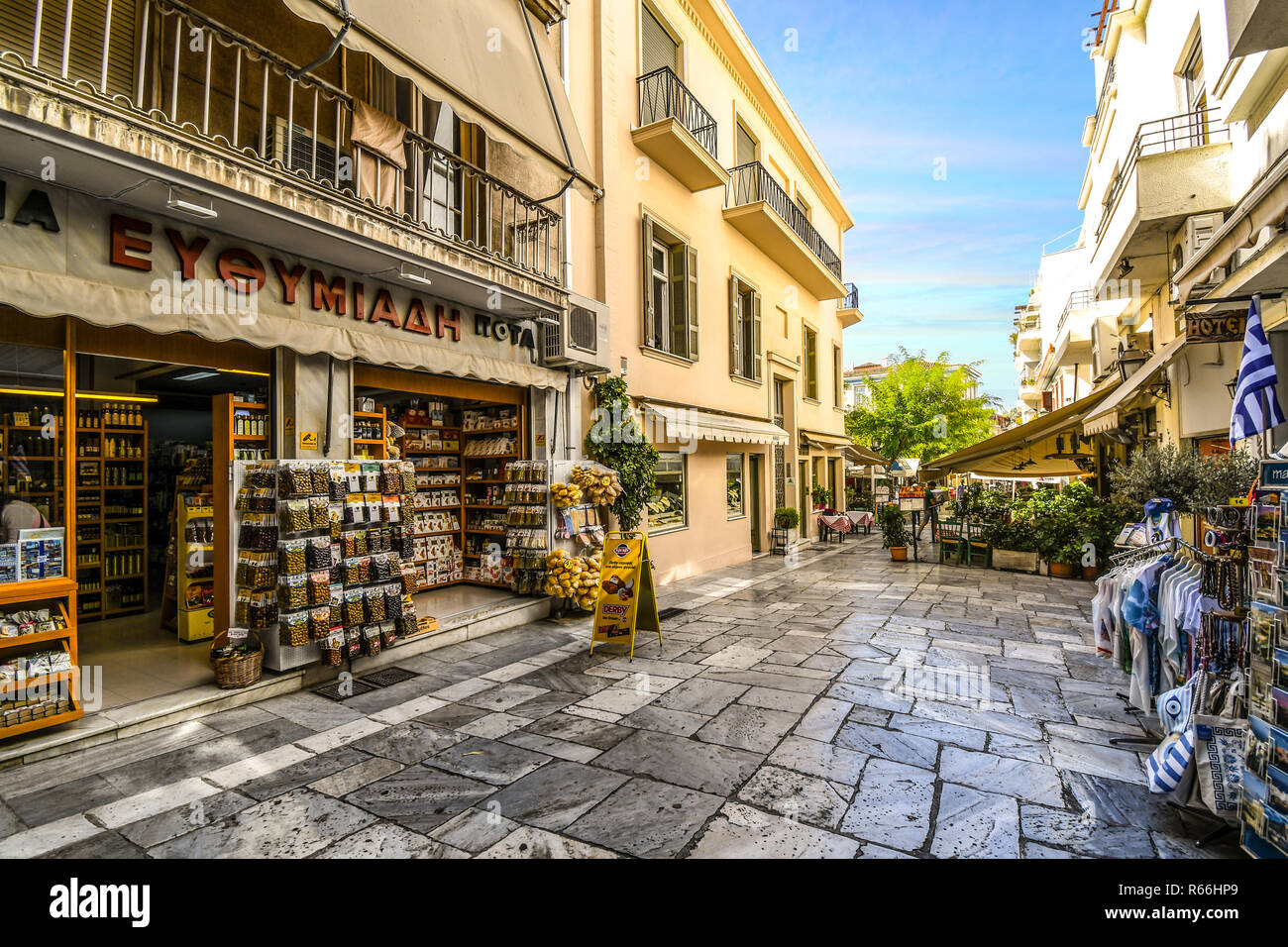 Negozi di souvenir si erge, mercati e caffè linea le strette strade medievali in zona turistica quartiere Plaka nell'antica città di Atene, Grecia. Foto Stock