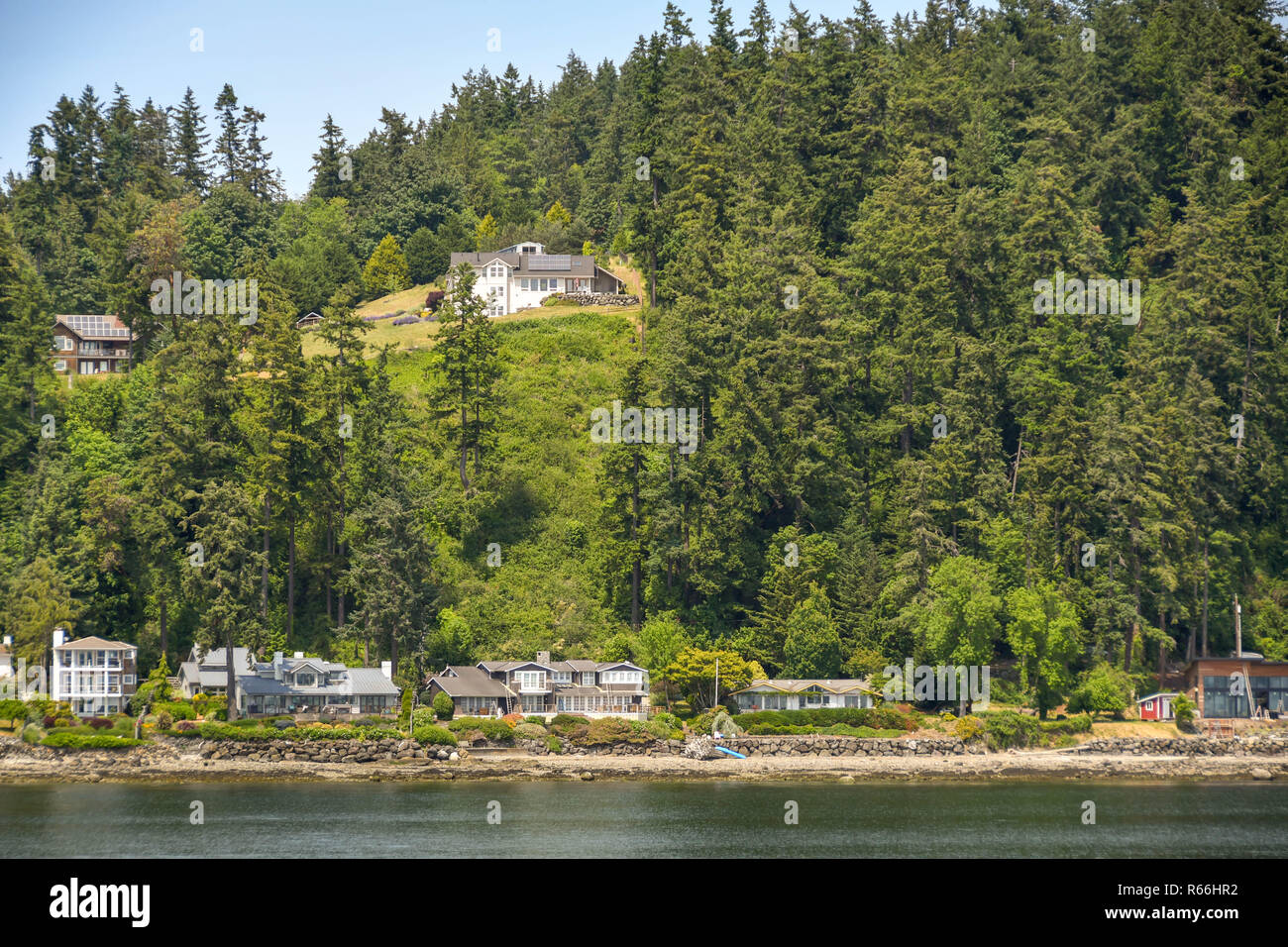 Vicino a BREMERTON, NELLO STATO DI WASHINGTON, STATI UNITI D'AMERICA - Giugno 2018: case sul bordo dell'acqua e colline vicino a Bremerton. Foto Stock