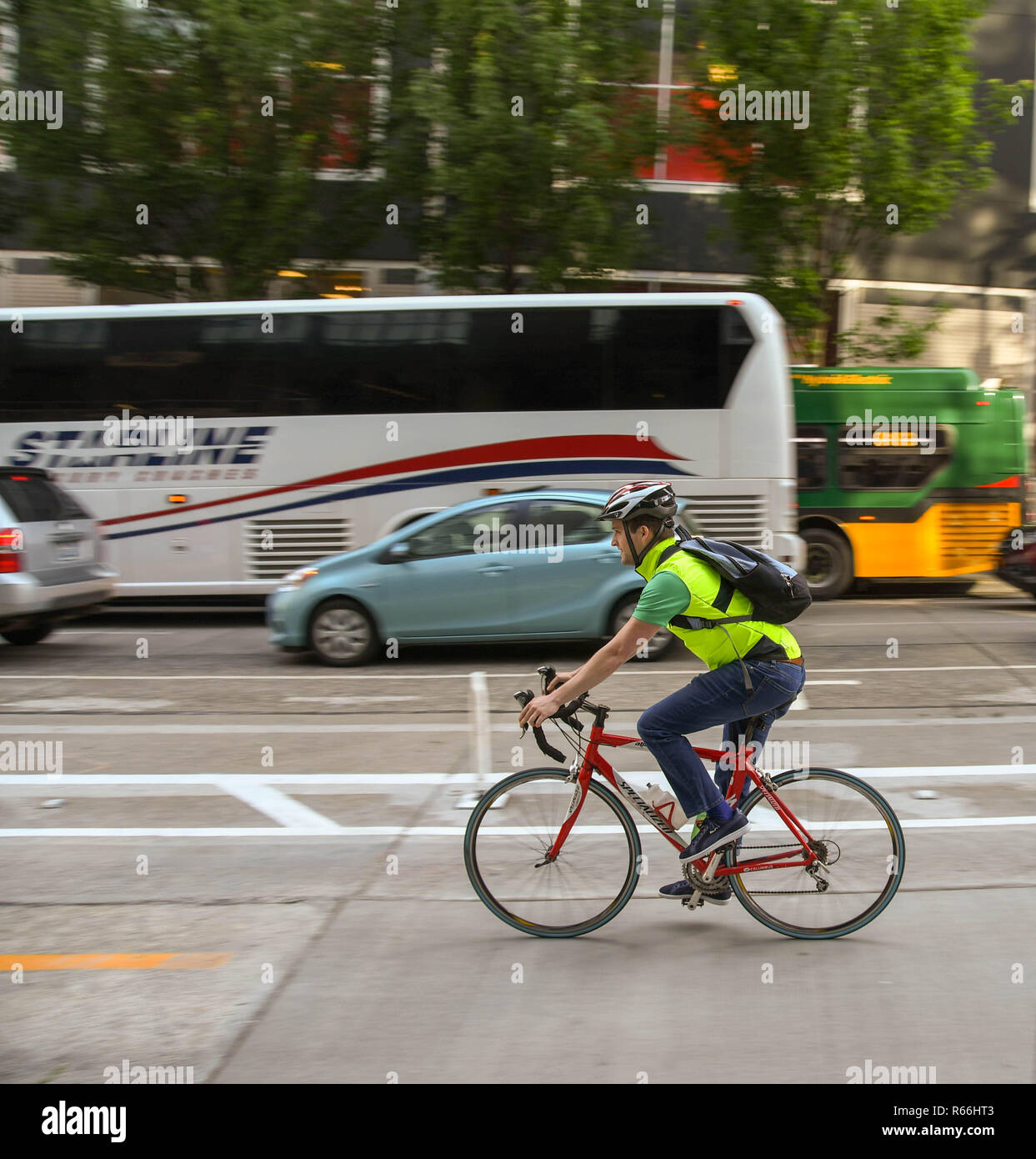 SEATTLE, WA, Stati Uniti d'America, - Giugno 2018: Persona il pendolarismo da ciclismo su strada nella città di Seattle Center Foto Stock