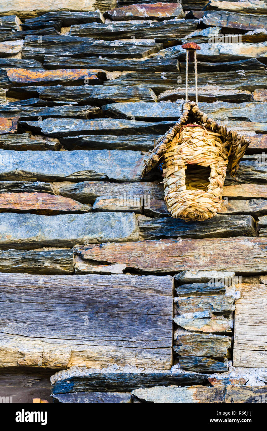 Vimini nido artificiale sulla facciata di una casa di ardesia Foto Stock