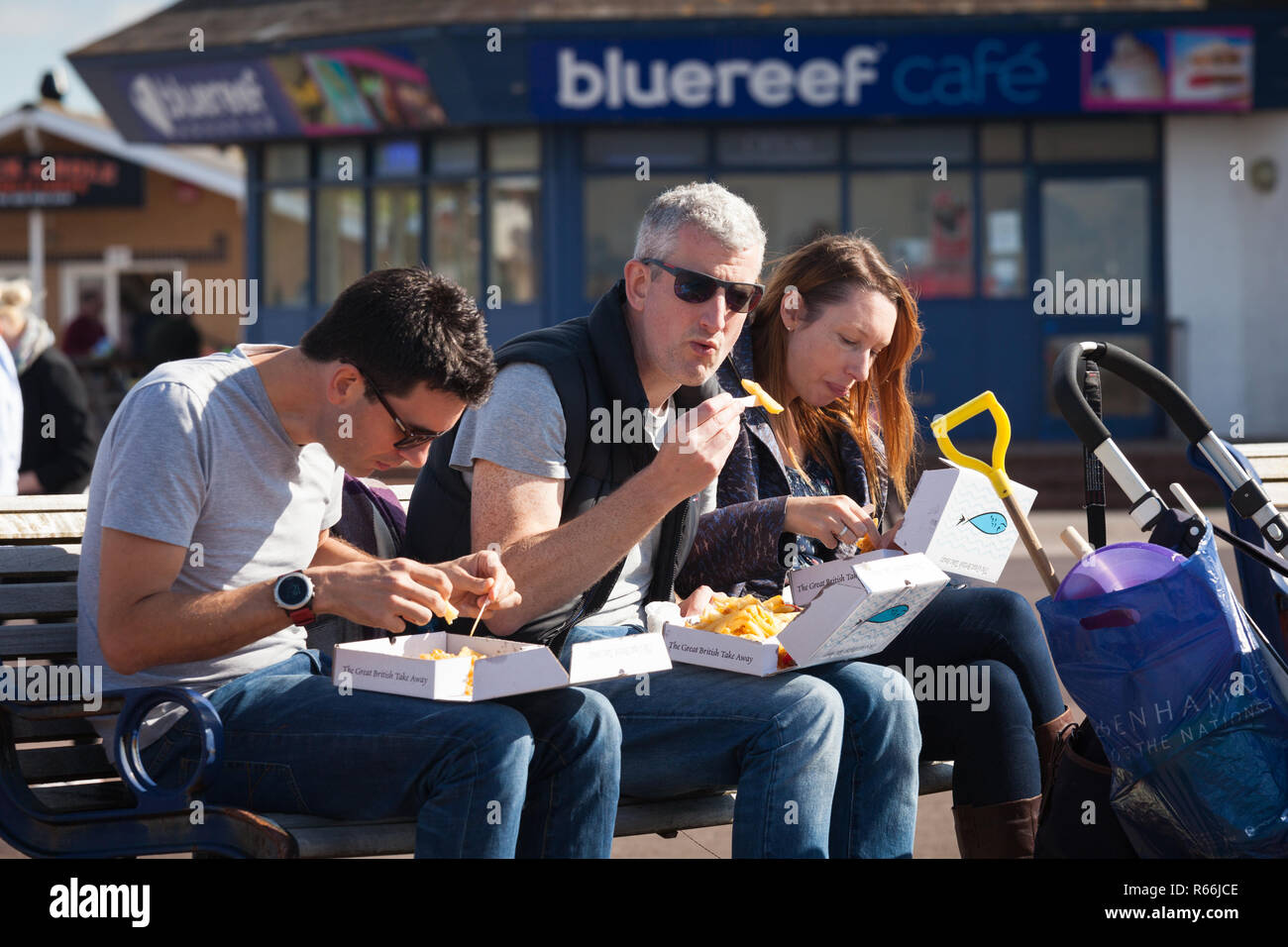 Persone che mangiano Fish & Chips a Southsea Promenade, Portsmouth Foto Stock
