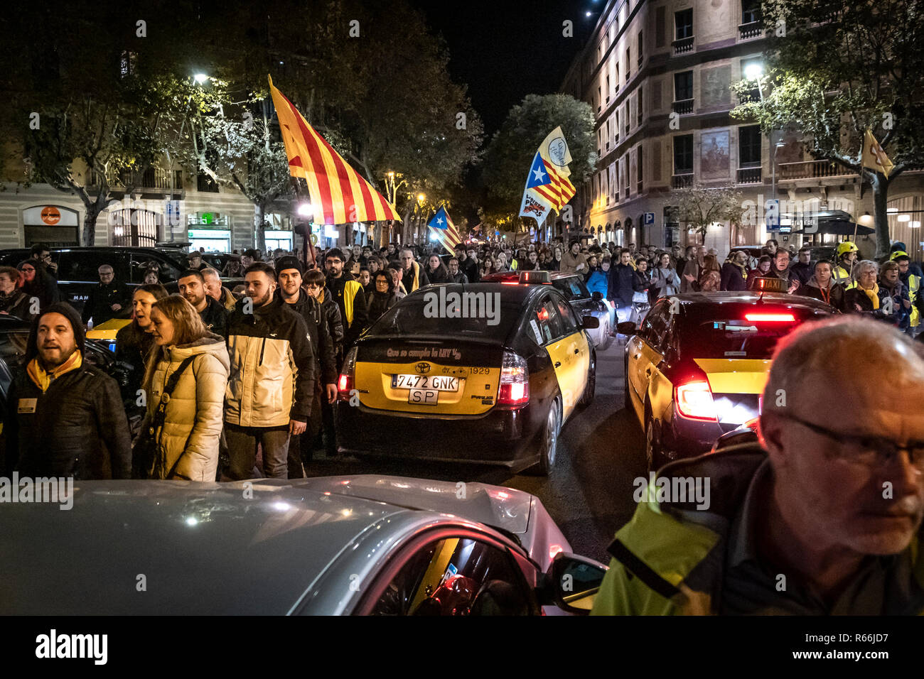 Pro Catalogna indipendenza manifestanti hanno visto bloccando il traffico durante la dimostrazione. I dimostranti sono scesi per le strade di Barcellona in solidarietà con i quattro prigionieri politici (Joaquín forma, Jordi Sànchez, Josep Rull e Jordi Turull) in prigione che hanno iniziato una indefinita di sciopero della fame. Foto Stock