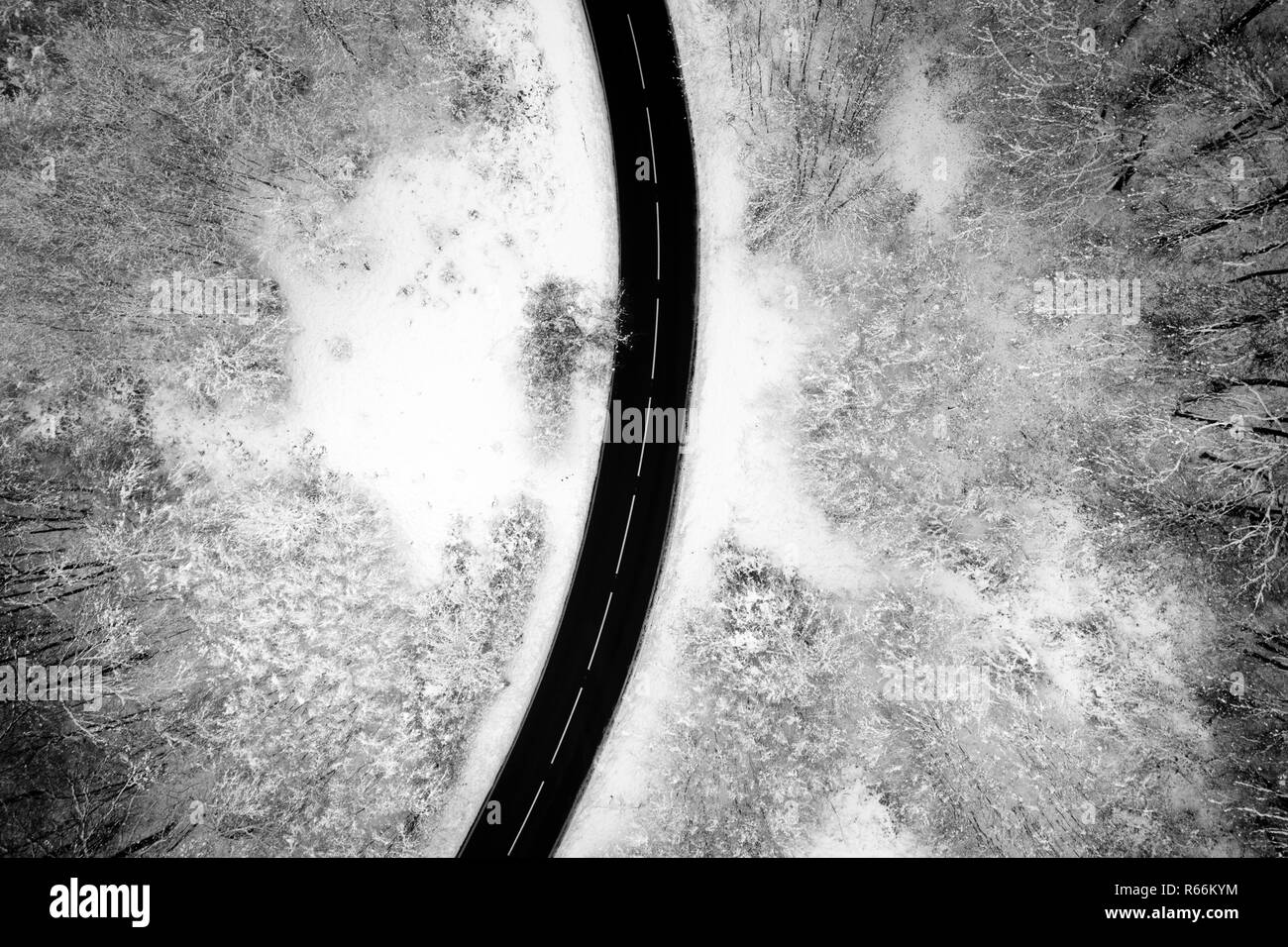 Vista aerea di una strada di montagna in inverno presi in Austria con un copter,drone Foto Stock