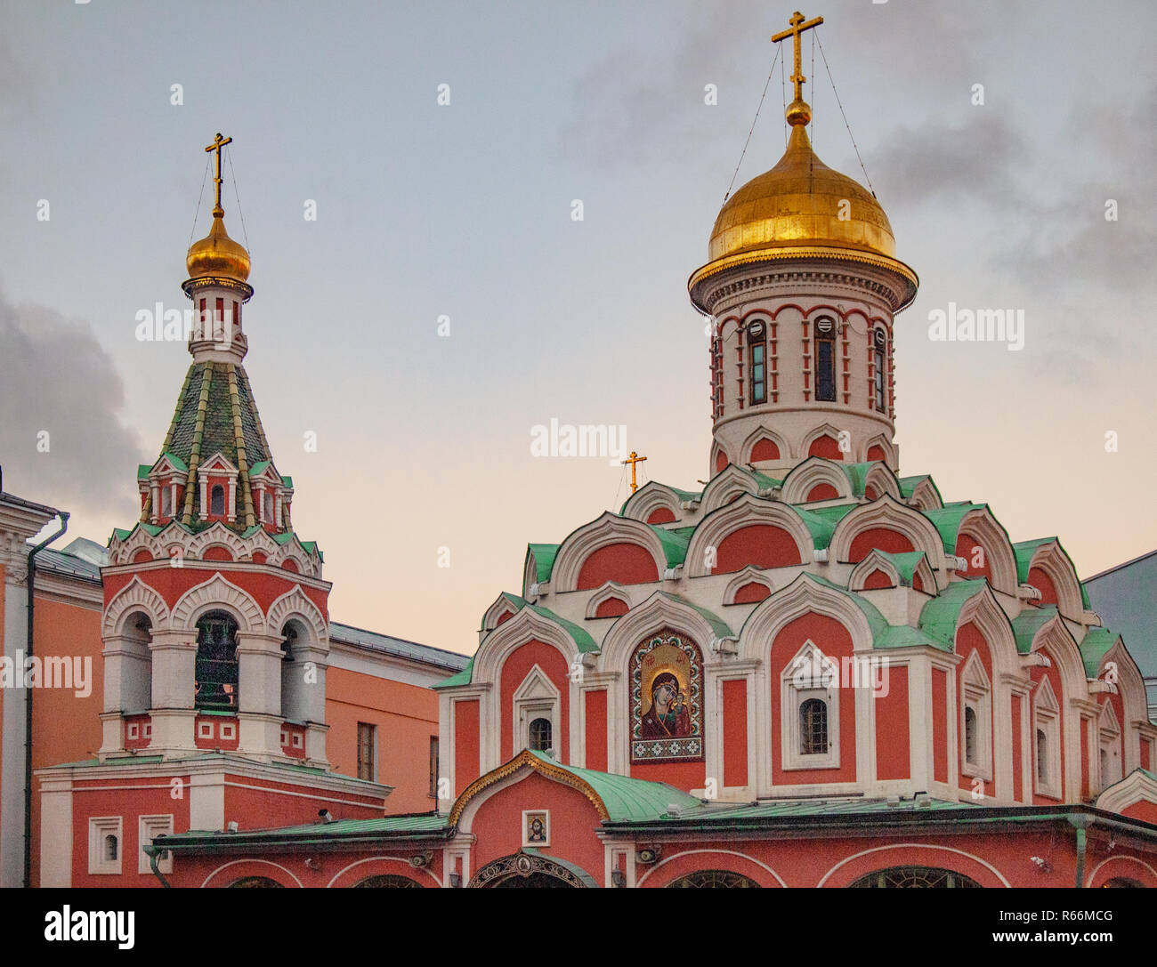 Mosca, Federazione russa. Chiesa ortodossa con le tipiche cupole dorate Foto Stock