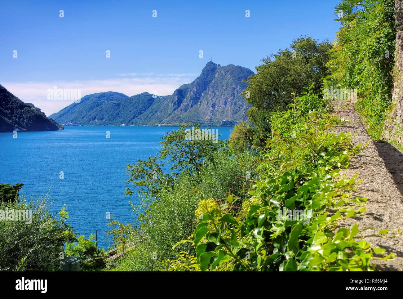 Il lago di Lugano e il monte san salvatore, Svizzera - Lago di Lugano e il monte san salvatore, Svizzera Foto Stock