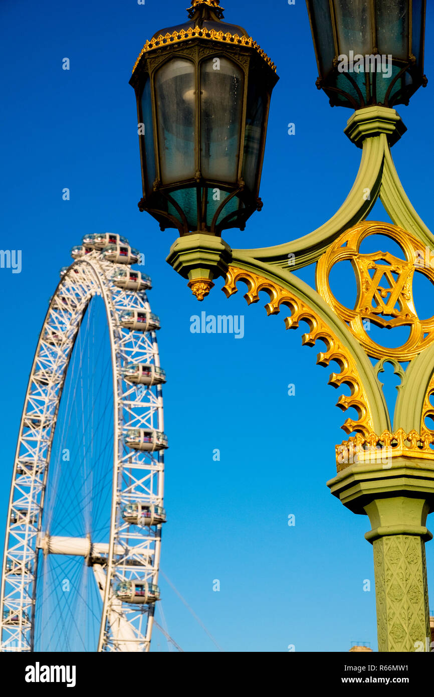 La vecchia strada lampada e London Eye ruota panoramica Ferris, Londra, Regno Unito. Foto Stock