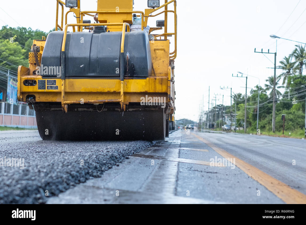 Close-up di rullo di asfalto lavorando sul supplemento di strada asfaltata sito in costruzione in Thailandia Foto Stock