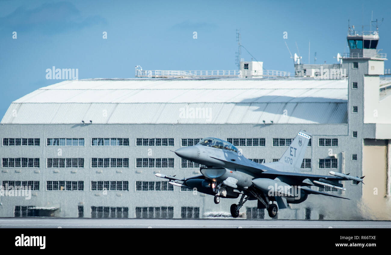Un 96Ala Prova F-16 Fighting Falcon esegue un tocco e andare sulla pista nov. 20 A Eglin Air Force Base, Fla. F-16 appartiene al quarantesimo volo squadrone di prova, l'unità responsabile per i test di sviluppo con il velivolo e F-15 a Eglin. (U.S. Air Force foto/Samuel King Jr.) Foto Stock