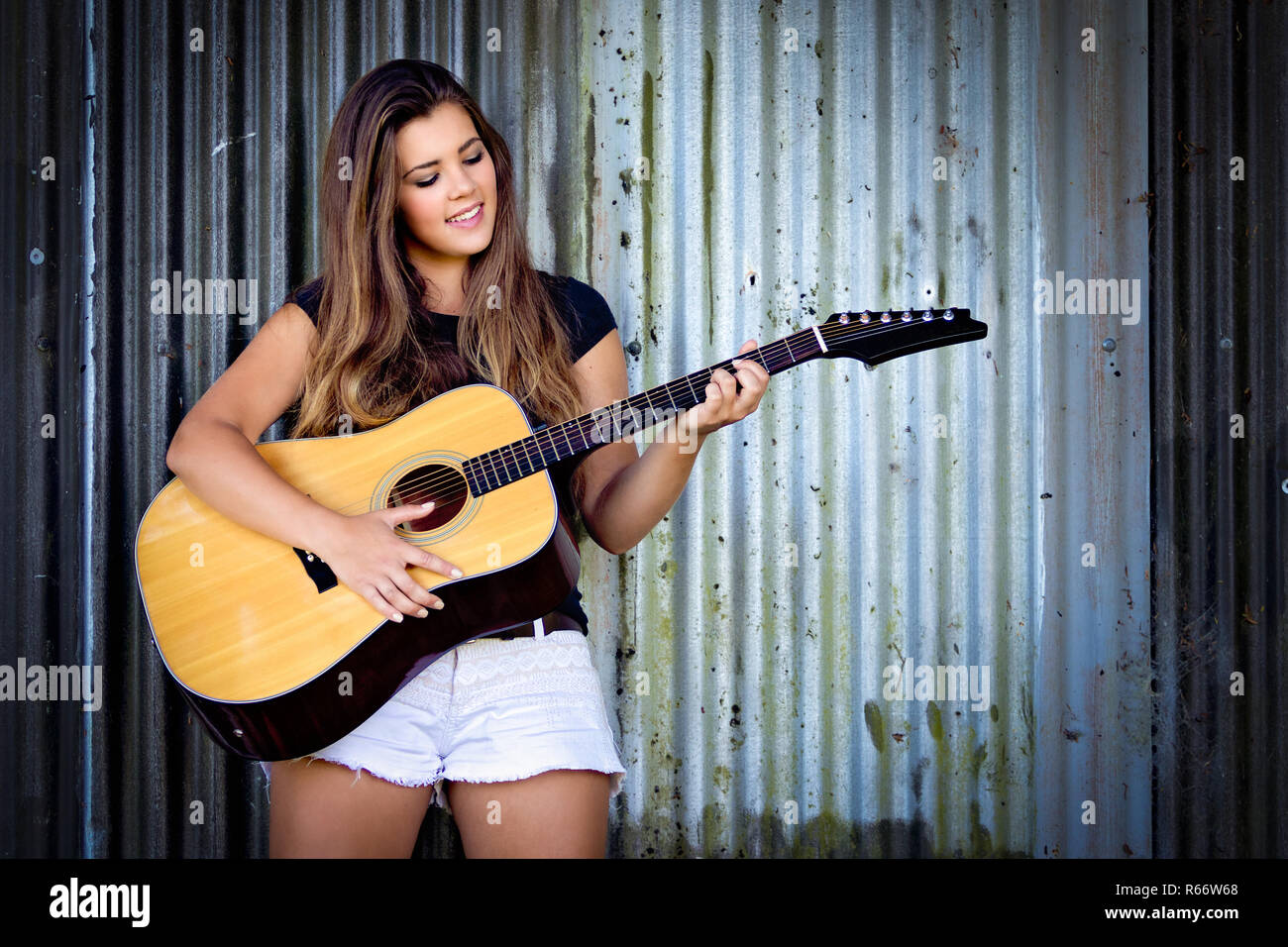 Ragazza a suonare la chitarra Foto Stock