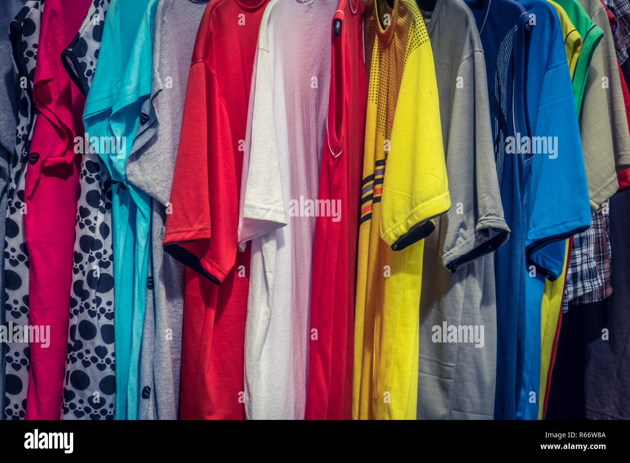 Colorate a maniche corte t-shirts per la vendita Foto Stock