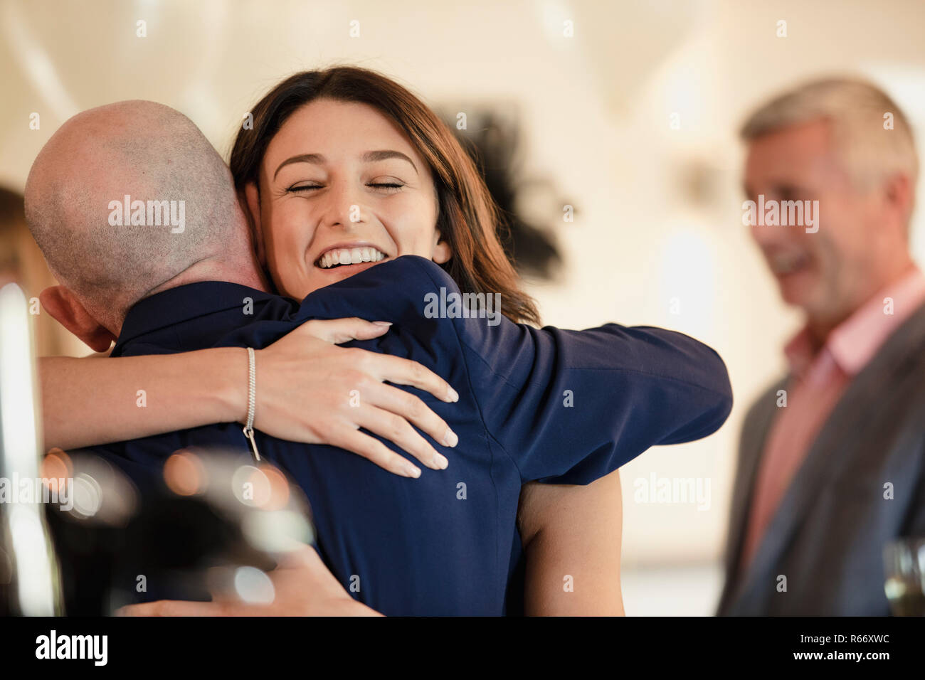 La condivisione di un momento con il papà sul mio giorno di nozze Foto Stock