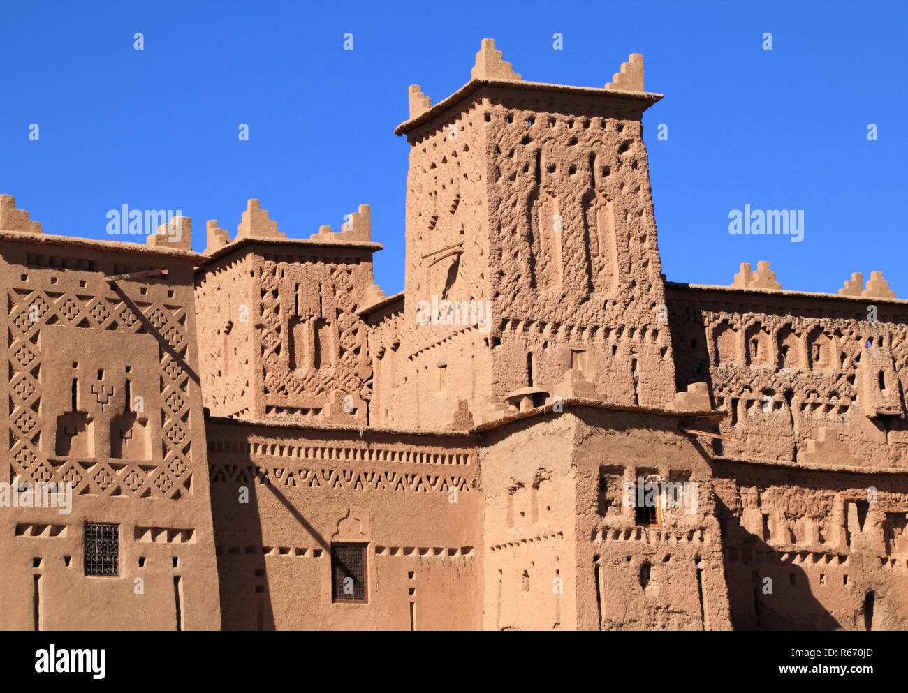 Il Marocco, Ouarzazate, Skoura, Kasbah Amridil torri decorate con riff simboli geometrici. La kasbah è raffigurato in Marocco il 50 Dirham banconote. Foto Stock