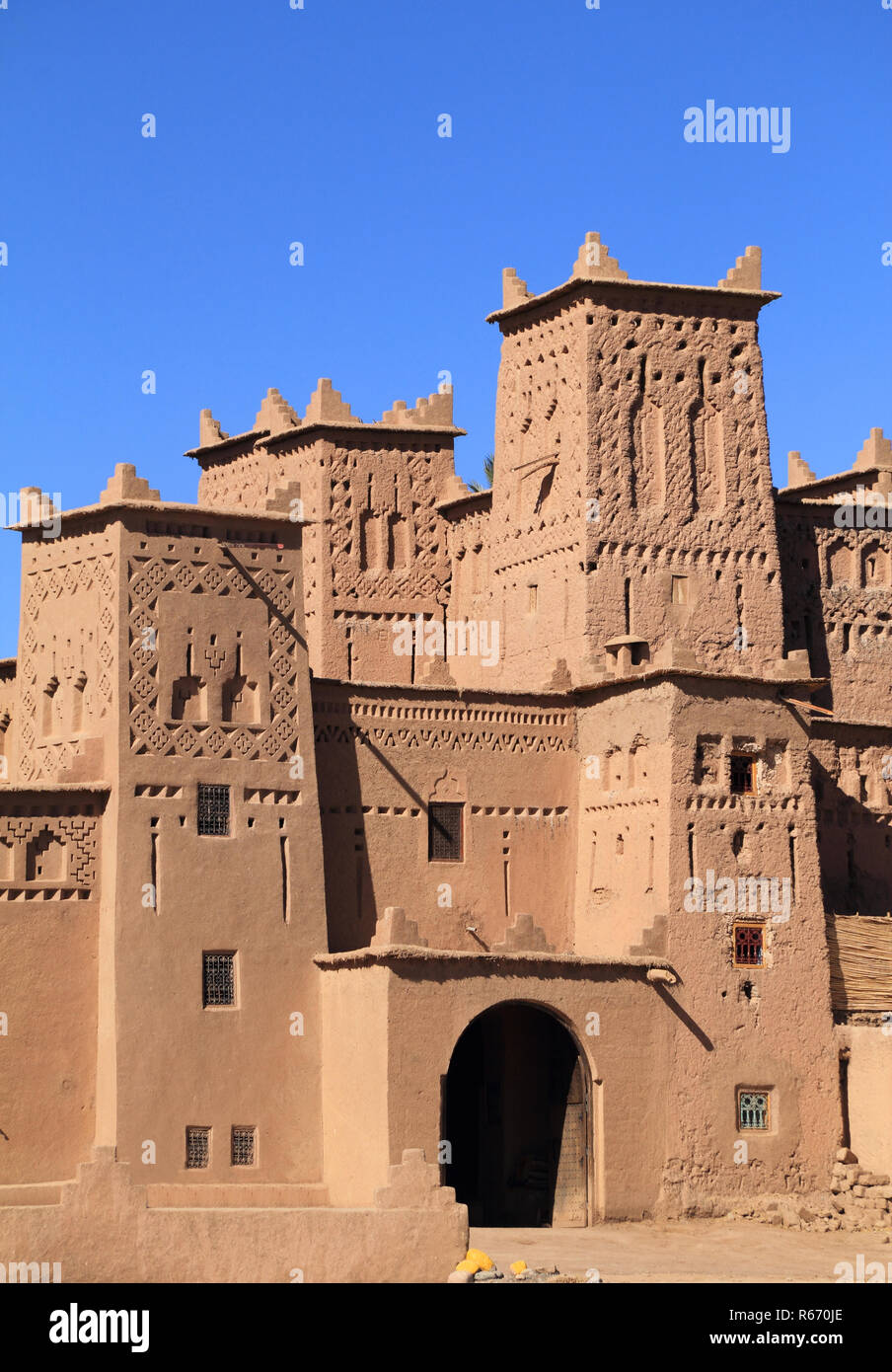 Il Marocco, Ouarzazate, Skoura, Kasbah Amridil torri decorate con riff simboli geometrici. La kasbah è raffigurato in Marocco il 50 Dirham banconote. Foto Stock