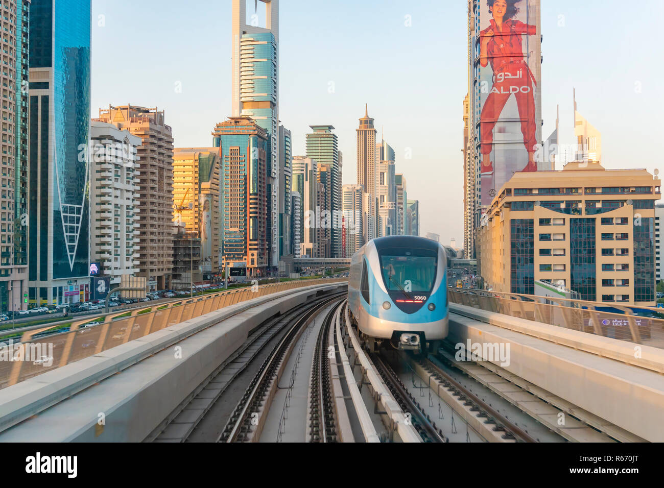 Vista del centro della città di Dubai da un treno della metropolitana Foto Stock