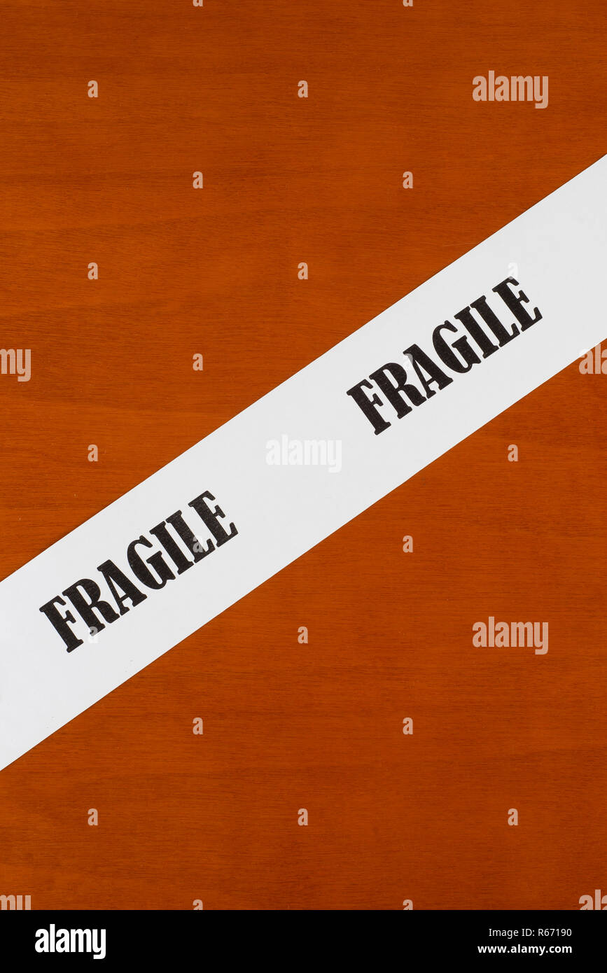 Striscia di carta con la parola fragile in diagonale Foto Stock