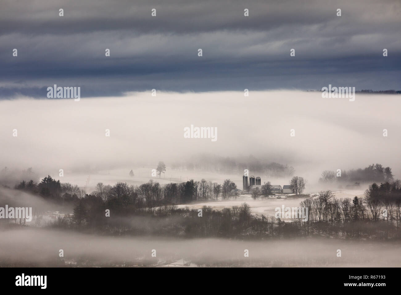 La nebbia di coperte di fattorie in Mohawk Valley dello Stato di New York, Stati Uniti d'America. Foto Stock