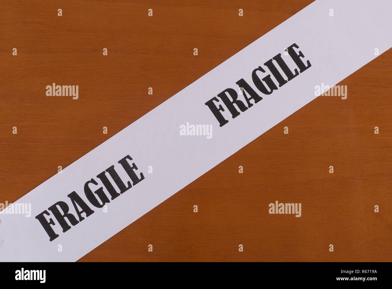 Striscia di carta con la parola fragile in diagonale Foto Stock