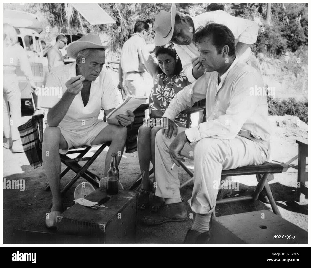 La notte di Iguana 1964 è un film basato sul gioco 1961 dello stesso nome scritto da Tennessee Williams. Diretto da John Huston, featured Richard Burton, Ava Gardner e Deborah Kerr. La notte di Iguana ha attirato molta attenzione per la sua serie di dramma, poiché Richard Burton ha portato la sua presto--essere-moglie Elizabeth Taylor alla posizione imposta Credito: Hollywood Archivio foto / MediaPunch Foto Stock