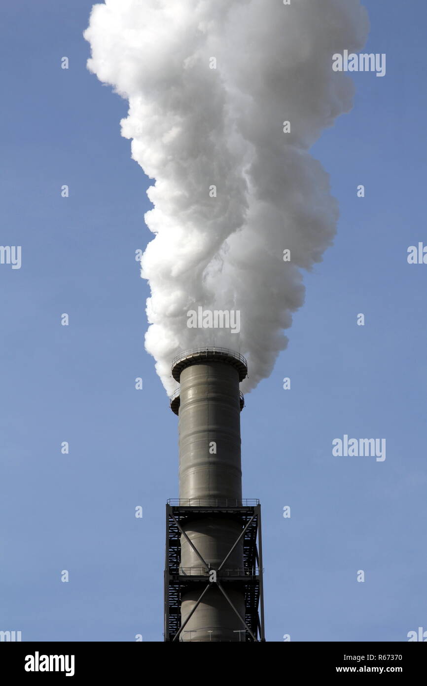 Fumatori camino industriale di una moderna centrale termica Foto Stock