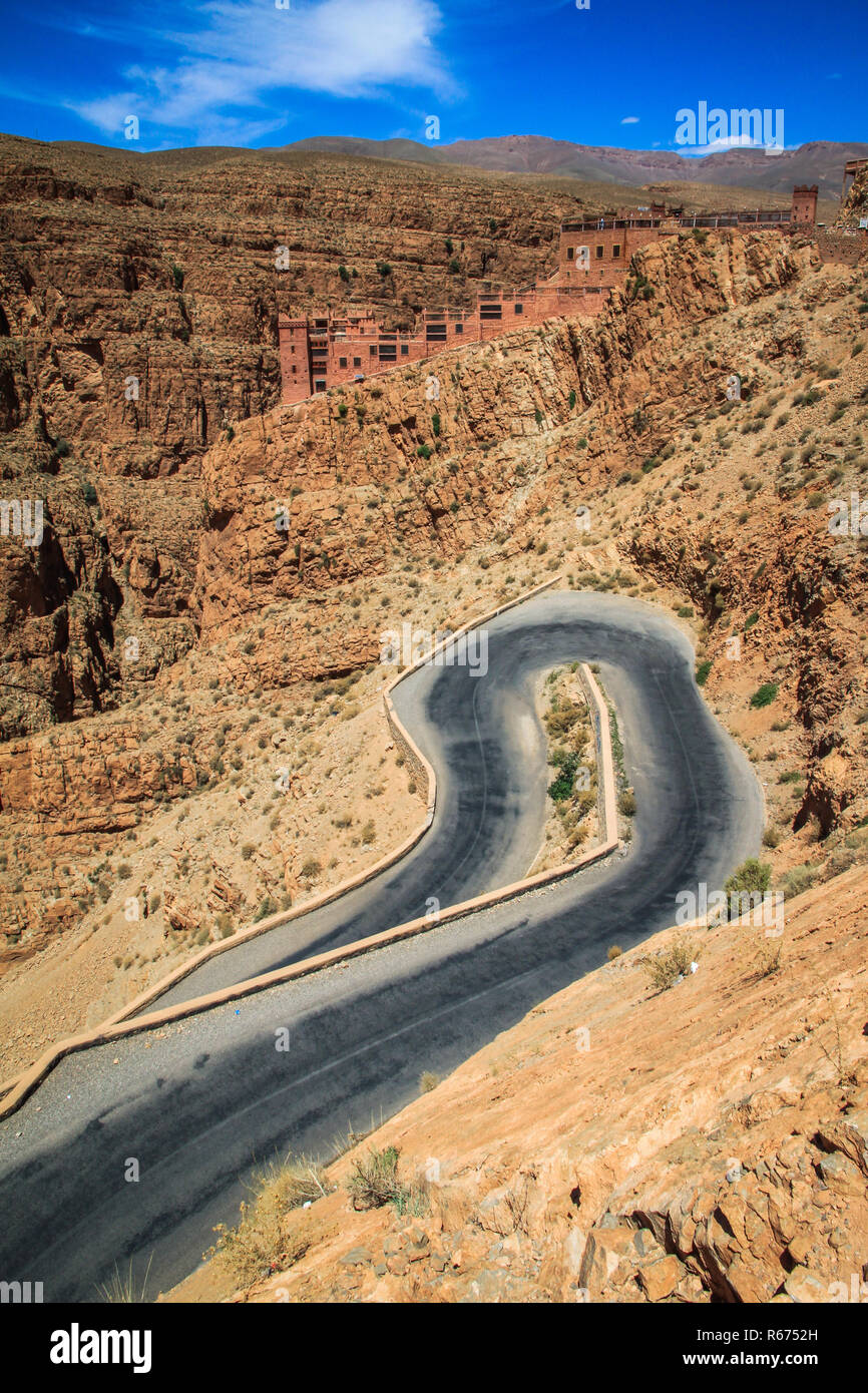 Strada tortuosa attraverso Dades gorge Foto Stock