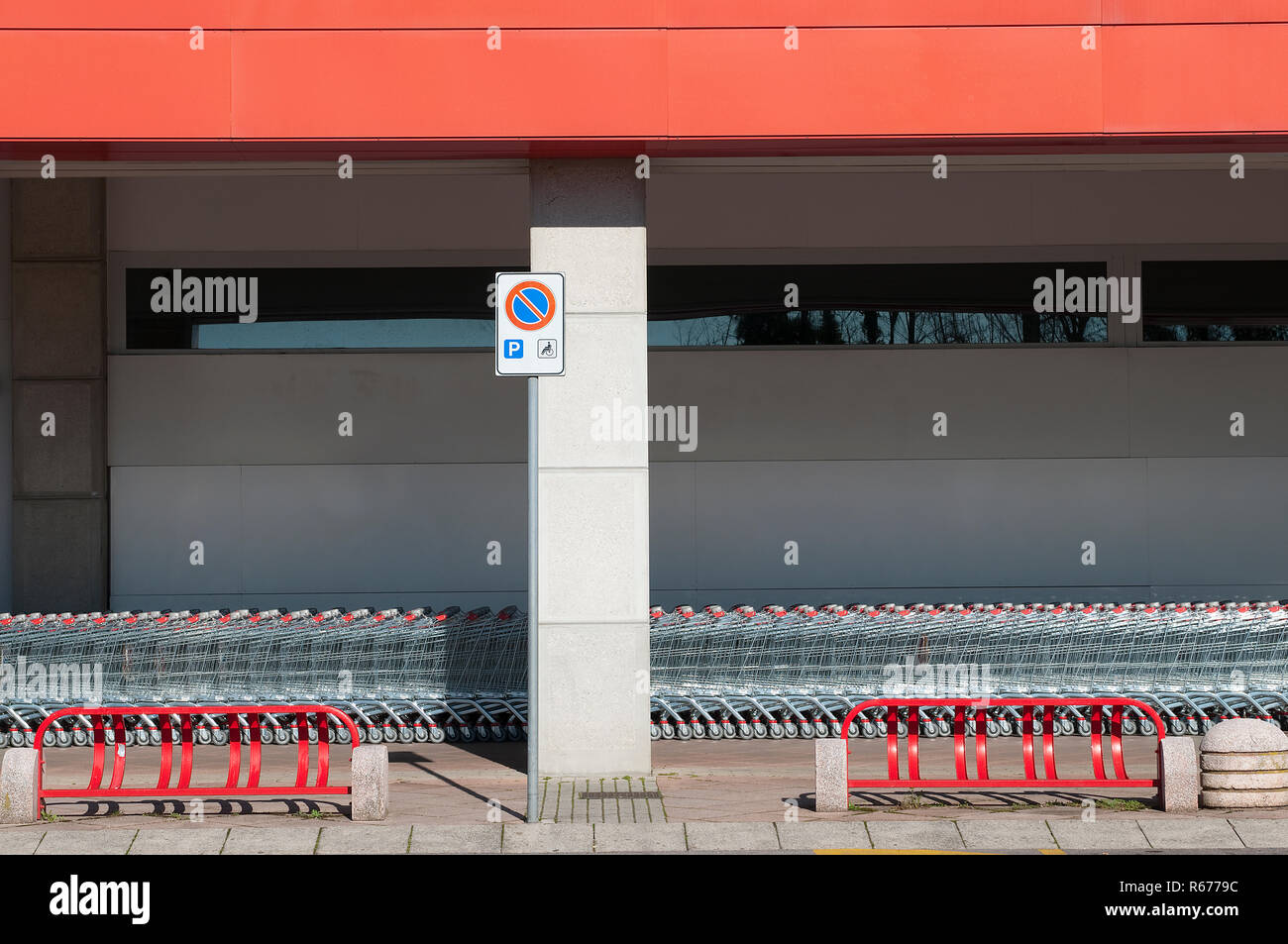 I carrelli della spesa in un supermercato parcheggio Foto Stock