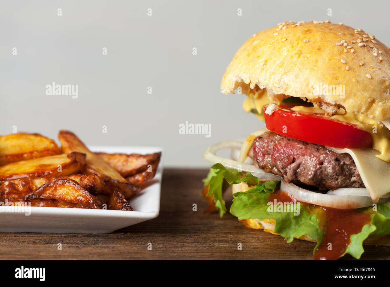 Hamburger con patatine Foto Stock