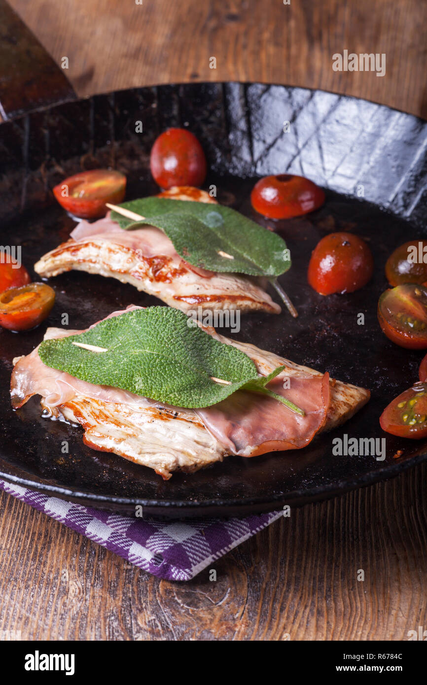 Saltimbocca alla romana in padella Foto Stock