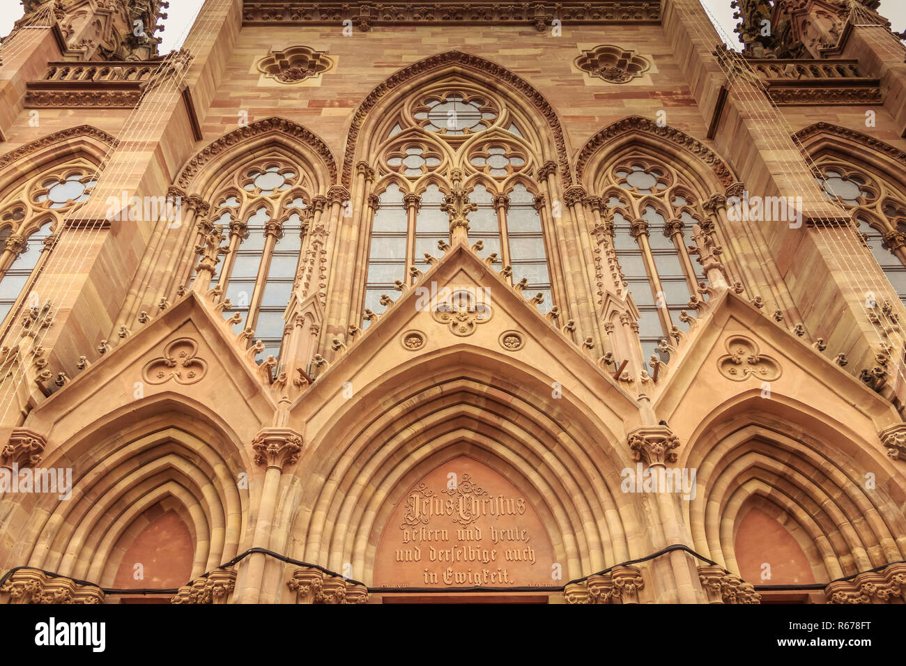 Dettagli architettonici del faÃ§ade di Saint Etienne tempio in Mulhouse Foto Stock