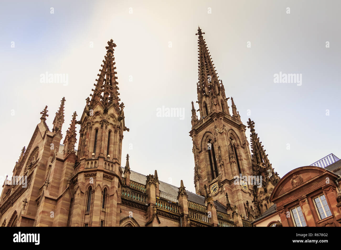 Dettagli architettonici del faÃ§ade di Saint Etienne tempio in Mulhouse Foto Stock