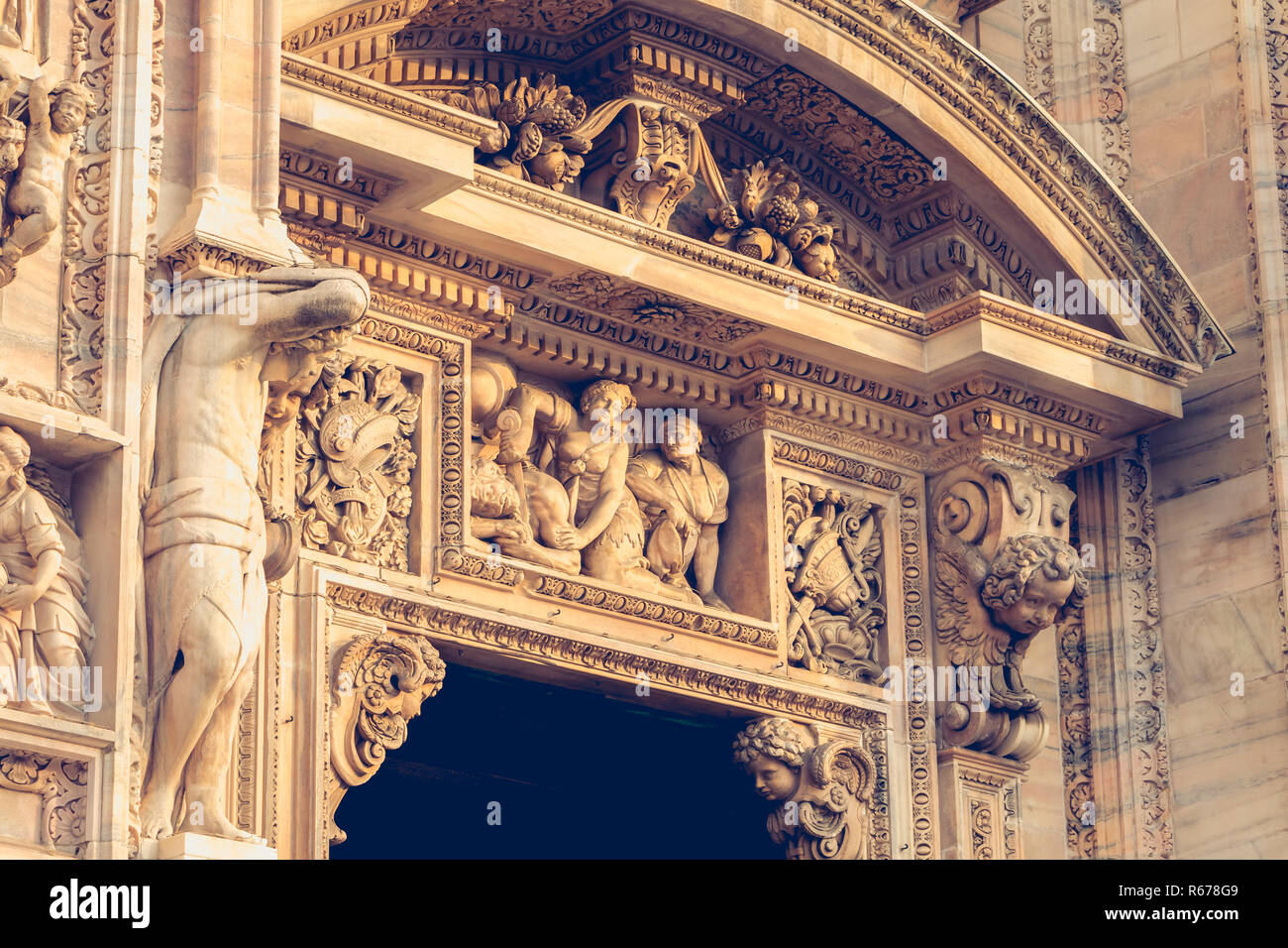 La facciata della Cattedrale della Natività della Beata Vergine di Milano Foto Stock