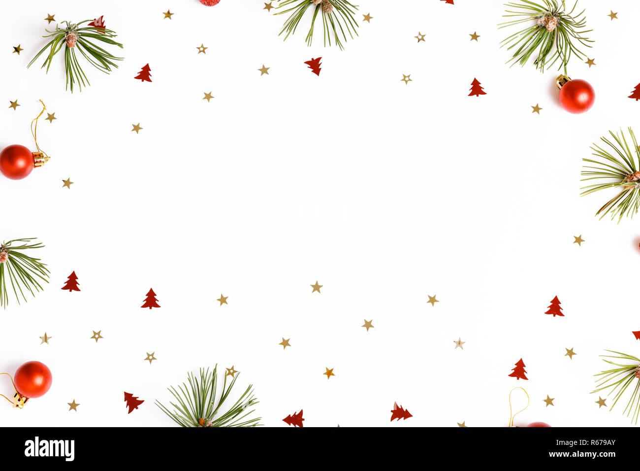 Composizione di natale su sfondo bianco. Piatto, laici vista superiore Foto Stock