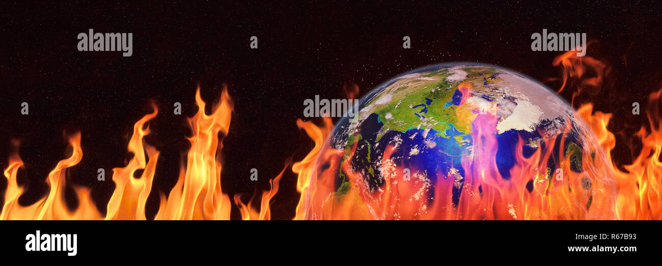 Hot il pianeta Terra, il pianeta blu circondato da fiamme, il riscaldamento globale avvertenza Foto Stock
