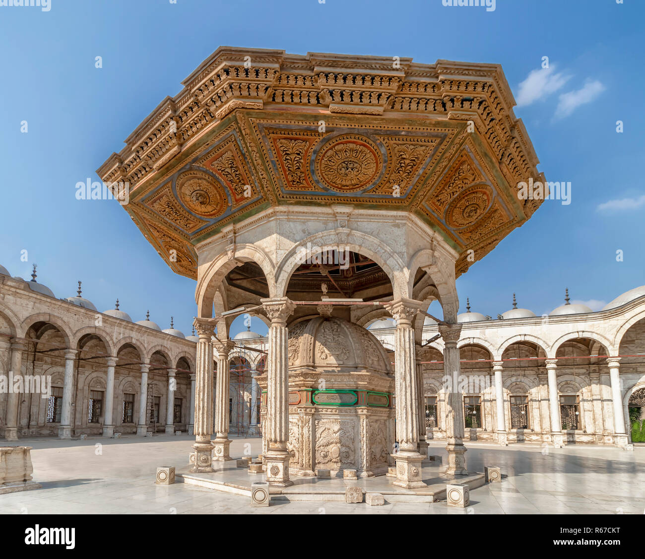 Il cortile esterno della Grande Moschea di Muhammad Ali Pasha o la moschea di alabastro con Wudu o rubinetti di acqua (rubinetto), è la procedura islamica per washin Foto Stock