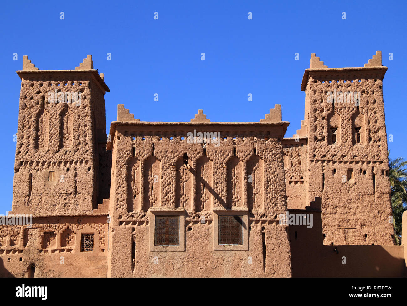 Il Marocco, Ouarzazate, Skoura, Kasbah Amridil torri decorate con riff simboli geometrici. La kasbah è raffigurato in Marocco il 50 Dirham banconote. Foto Stock