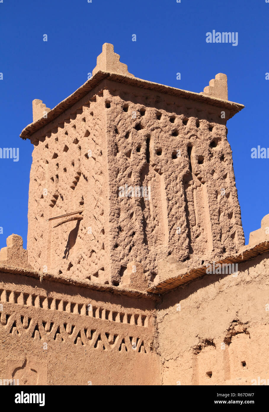 Il Marocco, Ouarzazate, Skoura, Kasbah Amridil torri decorate con riff simboli geometrici. La kasbah è raffigurato in Marocco il 50 Dirham banconote. Foto Stock